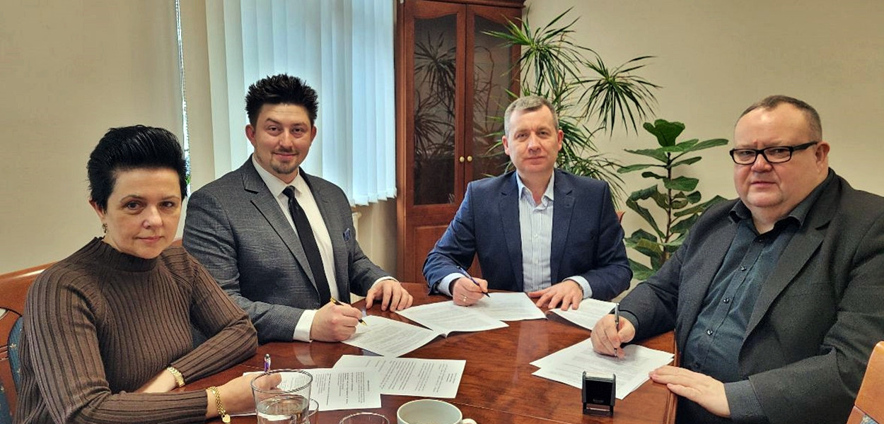 ​​​​​​​Porozumienie zostało zawarte 13 stycznia w Płońsku. Od lewej: skarbnik Powiatu Anetta Gołaszewska, Artur Adamski, członek Zarządu Powiatu Płońskiego, wicestarosta Krzysztof Wrzesiński i burmistrz Raciąża Mariusz Godlewski [fot.: zbiory Starostwa Powiatowego w Płońsku]