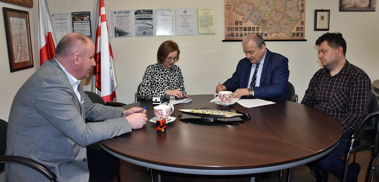 W miniony piątek burmistrz miasta i gminy Sochocin Jerzy Ryziński, przy kontrasygnacie skarbnika sochocińskiej gminy Marzanny Kucharzak, podpisał umowę z wykonawcą zadania inwestycyjnego pod nazwą „Przebudowa i rozbudowa dróg gminnych na terenie miasta i gminy Sochocin – etap I”. Wykonawcą inwestycji jest sochaczewska firma Drog-Bet Marcin Głuchowski [Fot.: zbiory UMiG Sochocin]