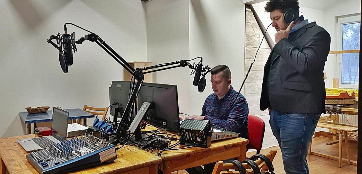 W pomieszczeniu na radiowe studio dyrektor Artur Adamski i Krzysztof Niedziałkowski z raciąskiego domu kultury [fot.: RED]