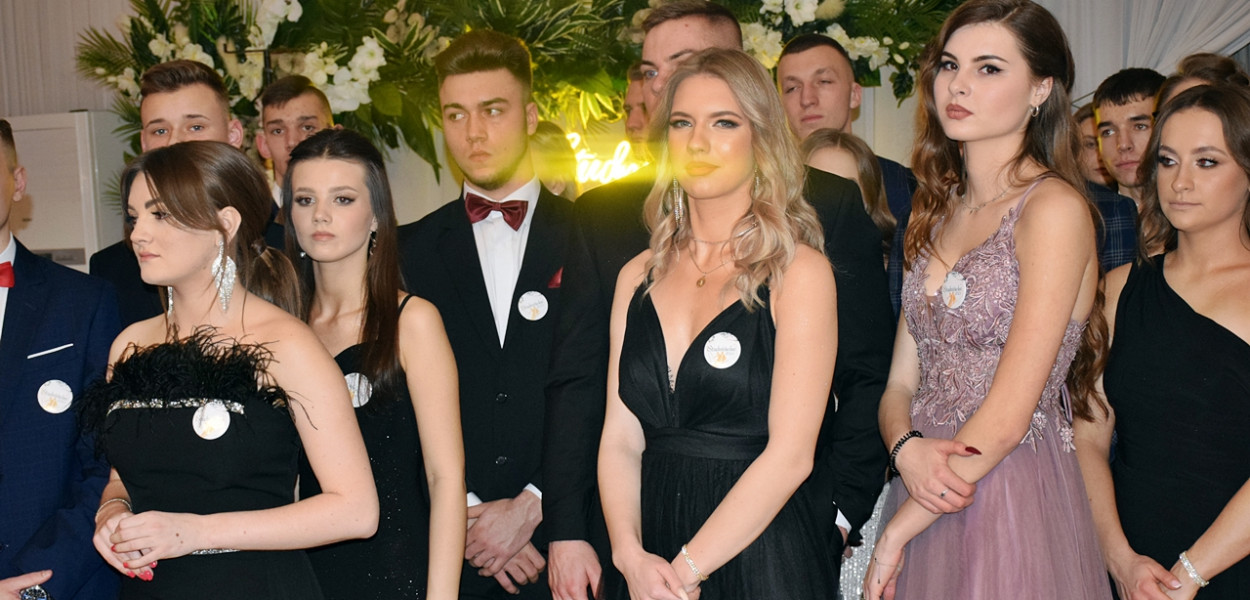 Jako pierwsi w naszym powiecie początek balom studniówkowym w 2023 roku dali uczniowie Zespołu Szkół nr 1 w Płońsku [fot.: Redakcja]