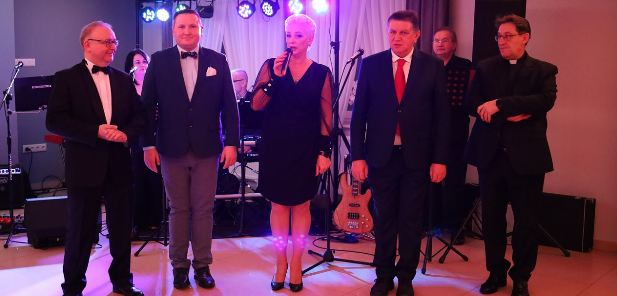Gości witała Monika Zimnawoda, prezes Koła Pomocy Dzieciom i Młodzieży Niepełnosprawnej Ruchowo TPD w Płońsku [fot.: Roger Liberek]