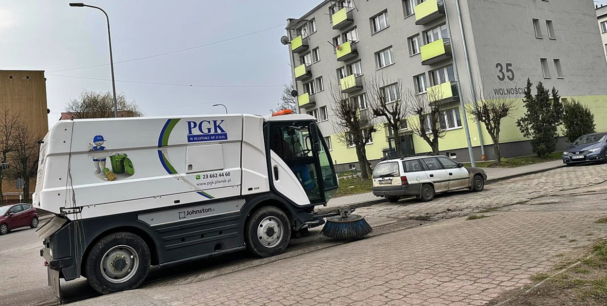 Zamiatarki na ulicach Płońska - sprzątanie po zimie 