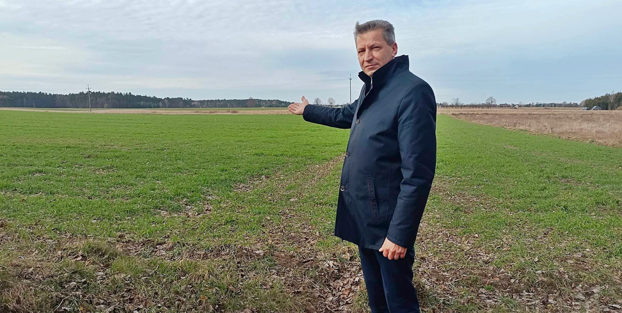 Wójt Marek Czerniakowski na działce gdzie wkrótce powstanie gminne targowisko [fot.: Łukasz Wielechowski]