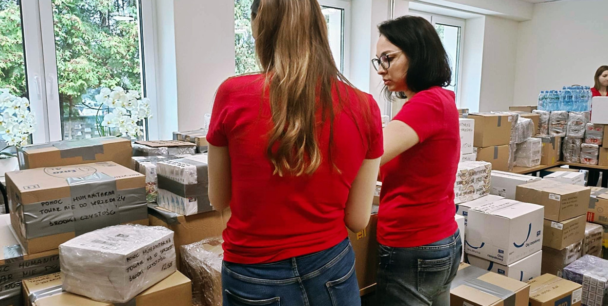 Zbiórka spotkała się z bardzo dużym zainteresowaniem okolicznych mieszkańców. Ilość darów jest imponująca [fot.: Łukasz Wielechowski]
