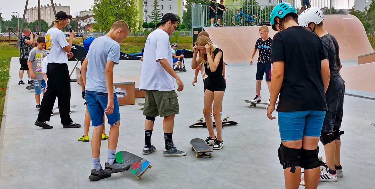 Na płońskim skateparku zorganizowano warsztaty i pokazy jazdy na deskorolce [fot.: Ł. Wielechowski]