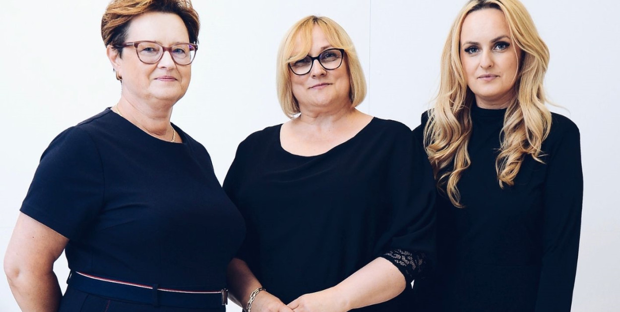 Dyrekcja szkoły zaprasza w swoje progi. Od lewej: wicedyrektor Marzena Szczechowicz, dyrektor Barbara Sawczuk-Gołaszewska i wicedyrektor placówki Adriana Gołaszewska [Fot.: zbiory szkolne]