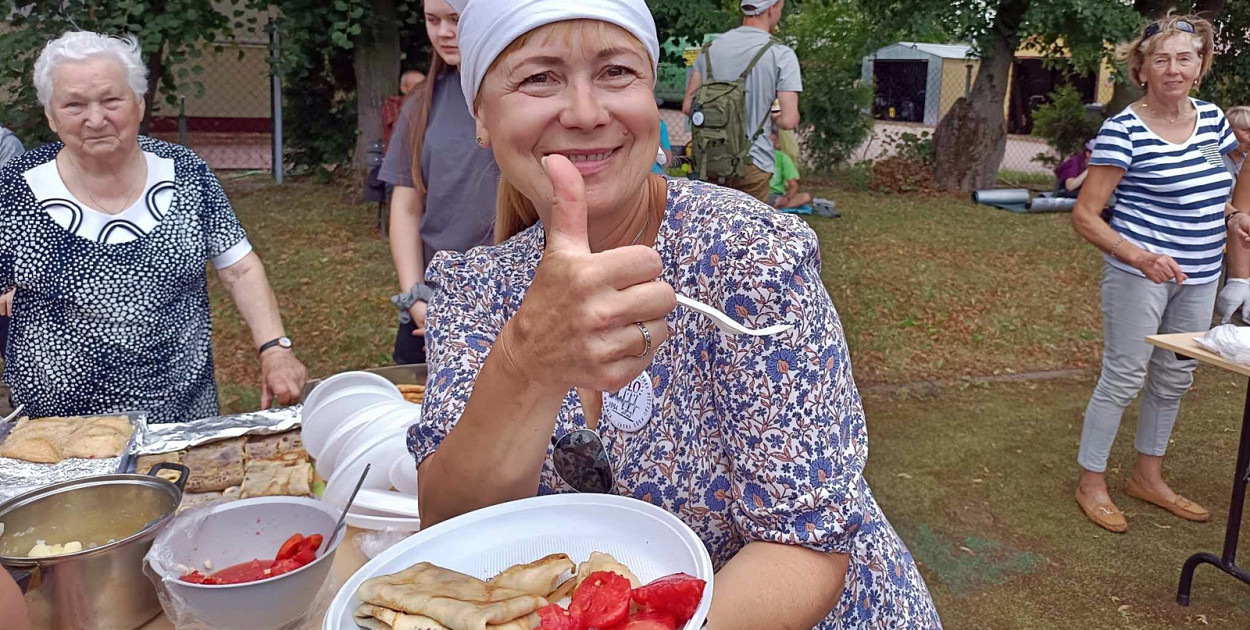 Pielgrzymi z Warmii i Mazur przebyli już 150 kilometrów, a humory wciąż dopisują. W Strachowie półtoragodzinna przerwa na obiad przygotowana przez okolicznych mieszkańców [fot.: Łukasz Wielechowski]