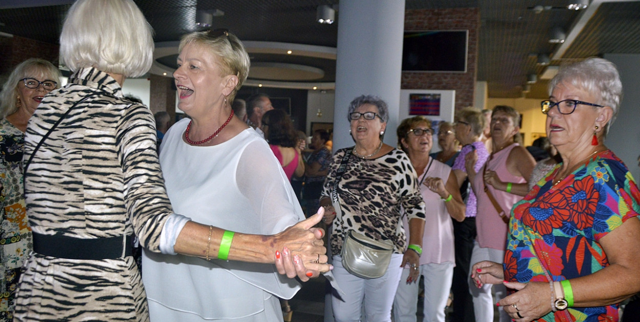 Płońscy seniorzy bawili się przednio m.in. przy muzyce zespołu Star Dance [fot.: D.T.]