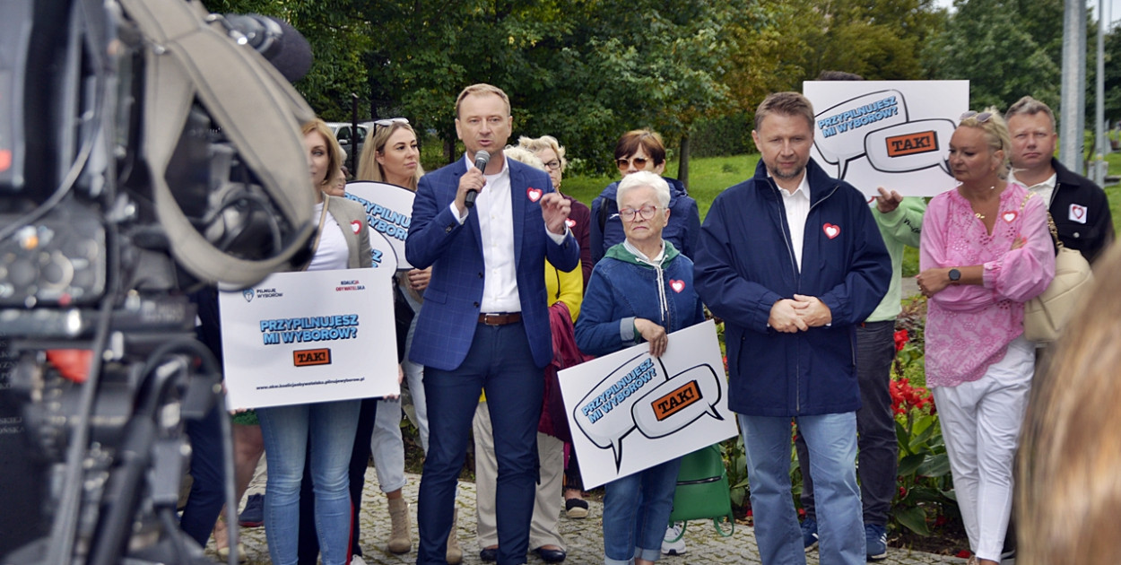 Dwa posłowie Koalicji Obywatelskiej gościli dziś w Płońsku, aby powiedzieć m.in. o projekcie Obywatelskiej Kontroli Wyborów [Fot.: Dawid Turowiecki]