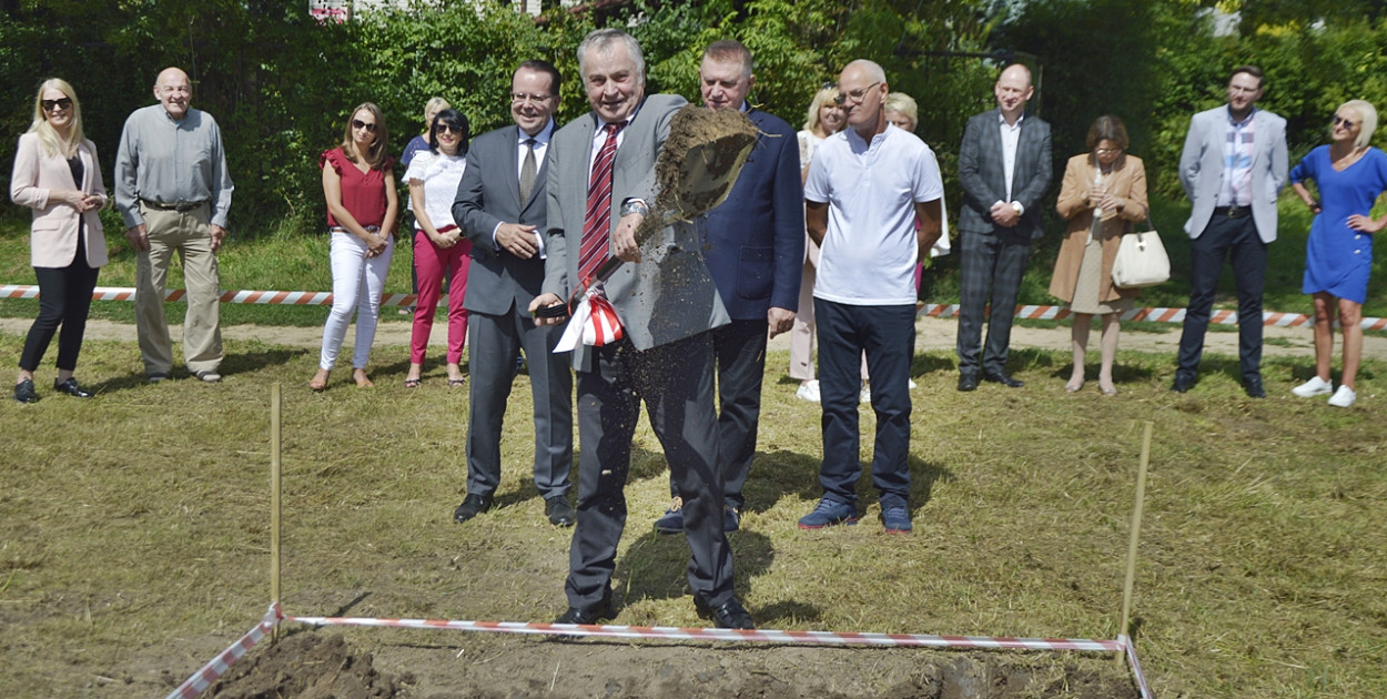 Na pierwszym planie Roman Niesiobędzki, prezes Społecznej Inicjatywy Mieszkaniowej [fot.: D.T.]