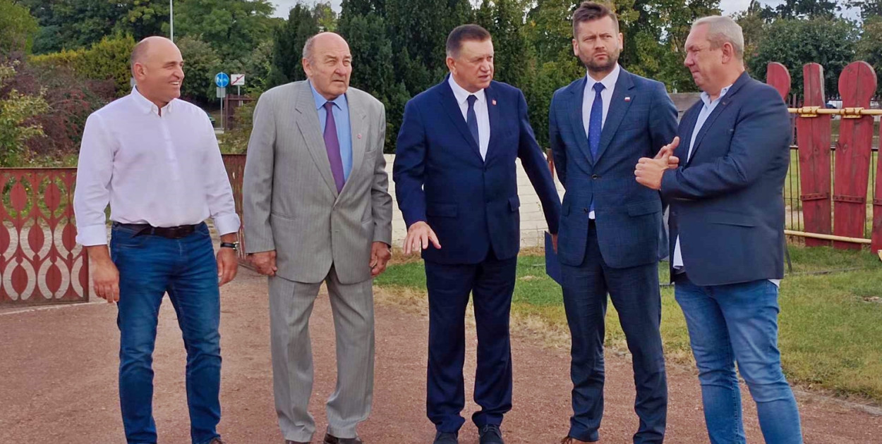 Minister Sportu i Turystyki Kamil Bortniczuk gościł w czwartek w płońskim ratuszu i na miejskim stadionie. Stoją od lewej: dyrektor MCSiR Waldemar Kunicki, szef prezydium RM Henryk Zienkiewicz, burmistrz Andrzej Pietrasik, minister Kamil Bortniczuk i Tomasz Rembecki, prezes PAF Płońsk [fot.: Ł.W.] 