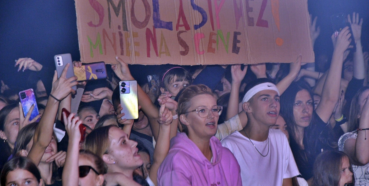 Publika rewelacyjnie bawiła się zarówno podczas koncertu Janusza Walczuka, jak i Smolastego [fot.: D.T.]