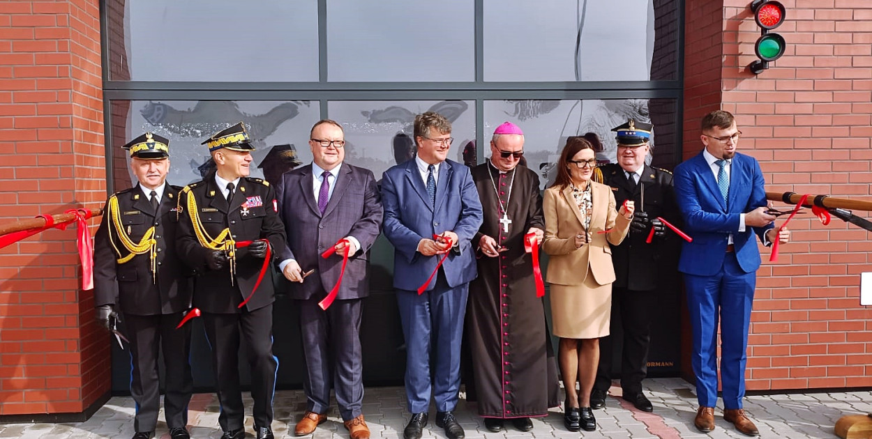 Kulminacyjnym momentem uroczystości było symboliczne przecięcie wstęgi [fot.: Ł. Wielechowski]