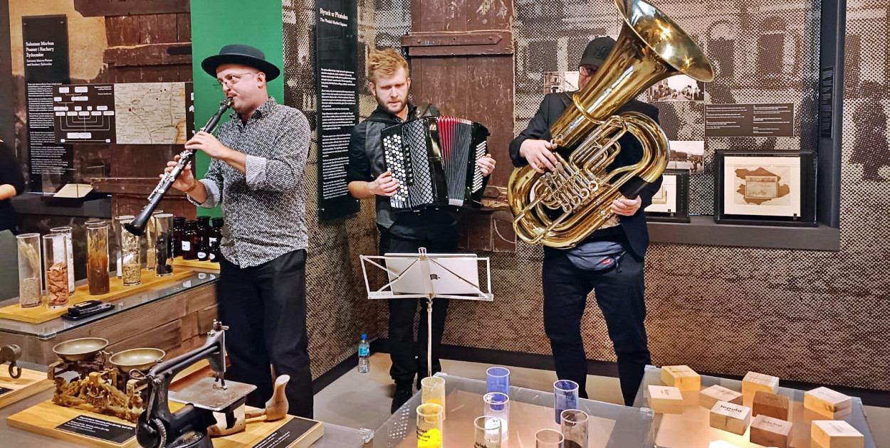 O klimat wystawy w nowym płońskim 'Domu Pamięci' przy ulicy Warszawskiej 2 zadbali również muzycy z zespołu Bum Bum ORKeSTAR [Fot.: Ł. Wielechowski]