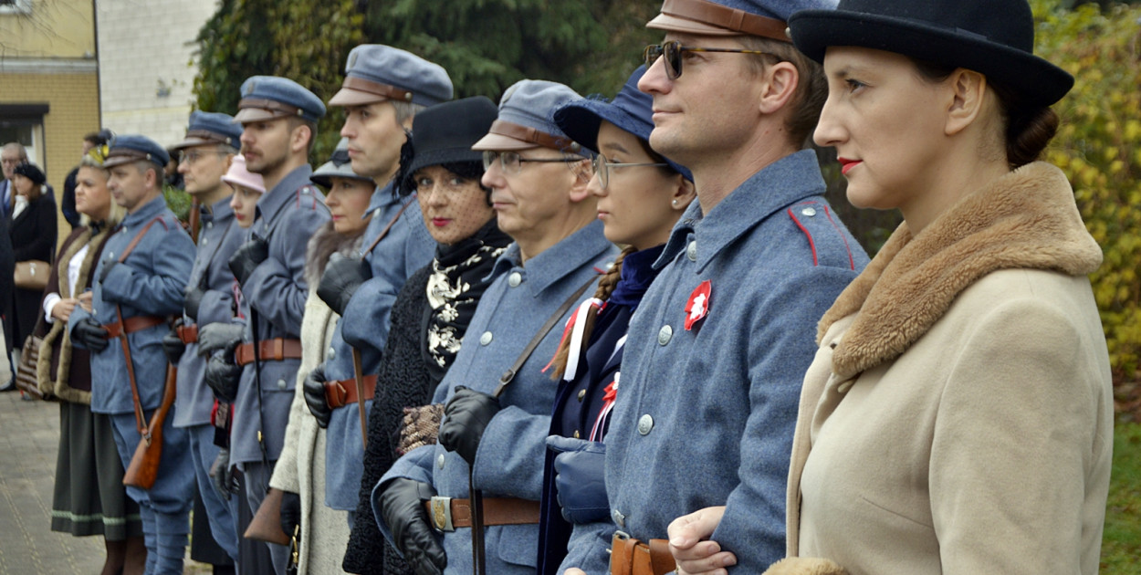 Płońscy strzelcy zadbali o oprawę rocznicowego wydarzenia, a towarzyszące im panie pamiętały o charakterystycznym dla minionej epoki stroju [fot.: D.T.]