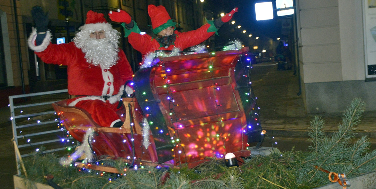 Święty Mikołaj po godzinie 17 wjechał na płoński rynek [fot.: zbiory redakcji]