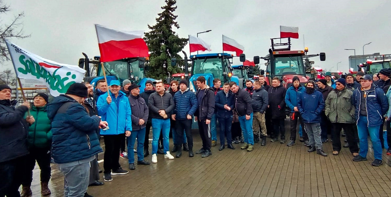 Akcja miała przede wszystkim przybrać formę przejazdu. Rolnicy swoimi maszynami ruszyli z Płońska w stronę Dzierzążni [fot.: Ł. Wielechowski]
