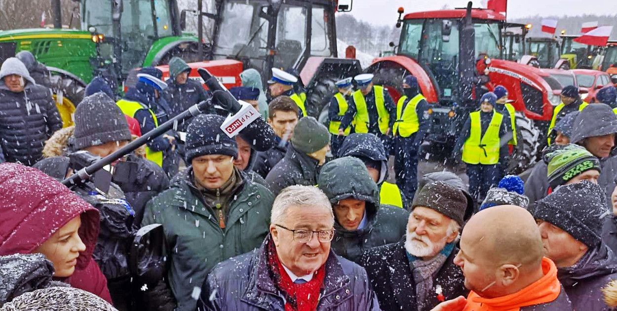Polski chleb z polskiej mąki... - rolnicy z takimi hasłami ruszyli na drogi 