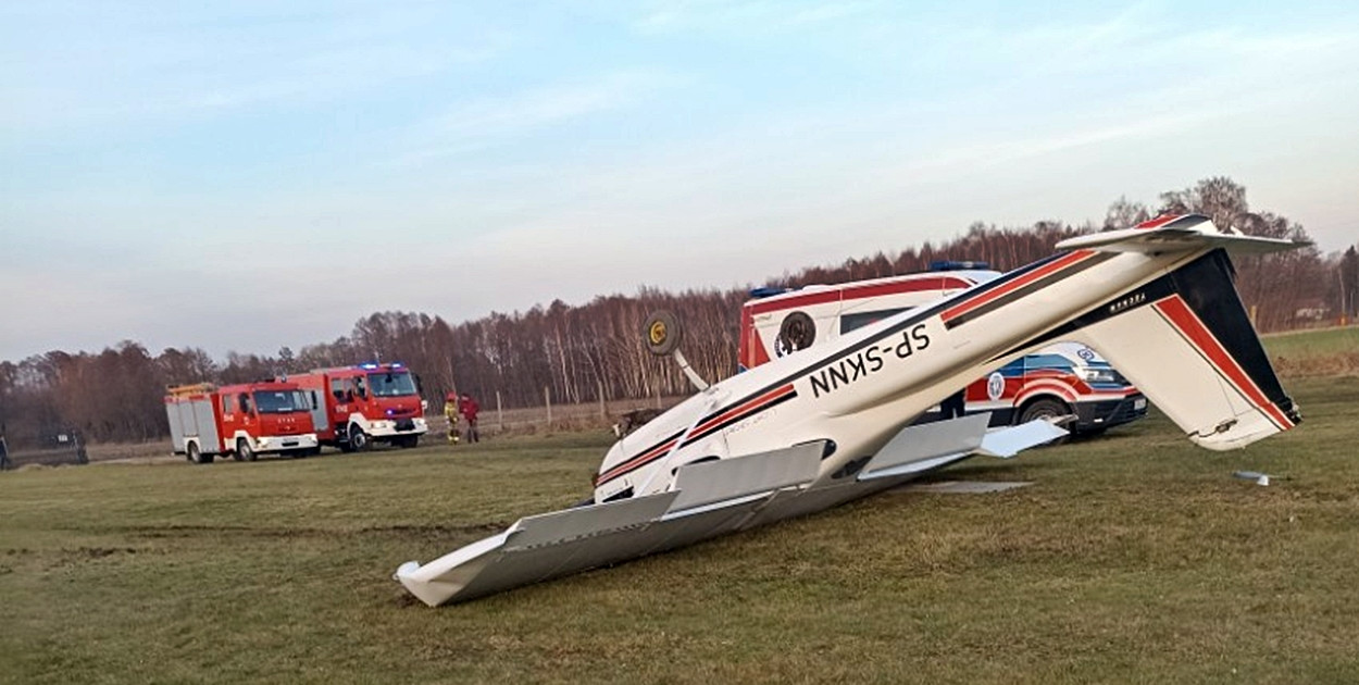 Z miejsca zdarzenia. Maszyna przewróciła się na dach gdy lądowała [fot.: OSP Sochocin]