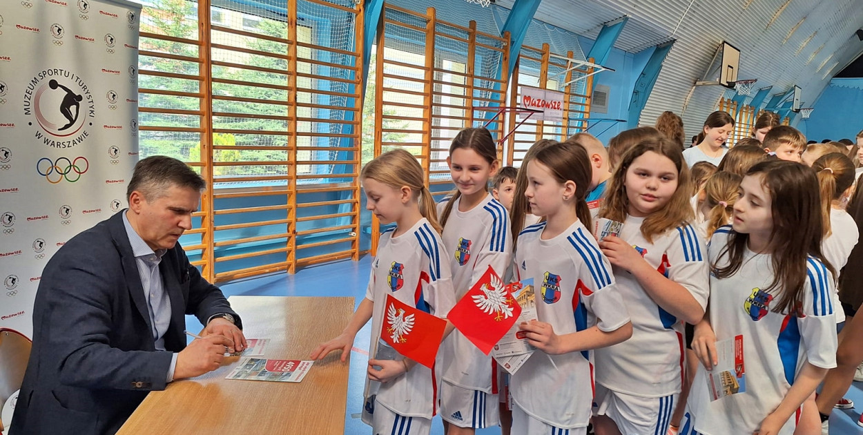 Dariusz Dziekanowski, były piłkarz reprezentacji Polski i Legii Warszawa, spotkał się w Sochocinie z adeptami sportu [fot.: Łukasz Wielechowski]