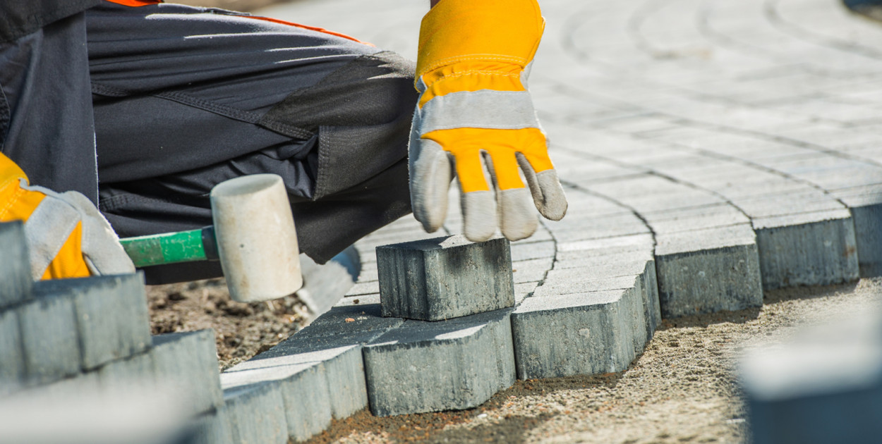 Jak znaleźć dobrego brukarza? Udowodnimy Ci, że to proste zadanie!