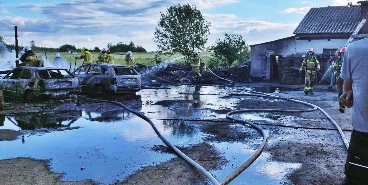 Spalona stodoła i dwa samochody