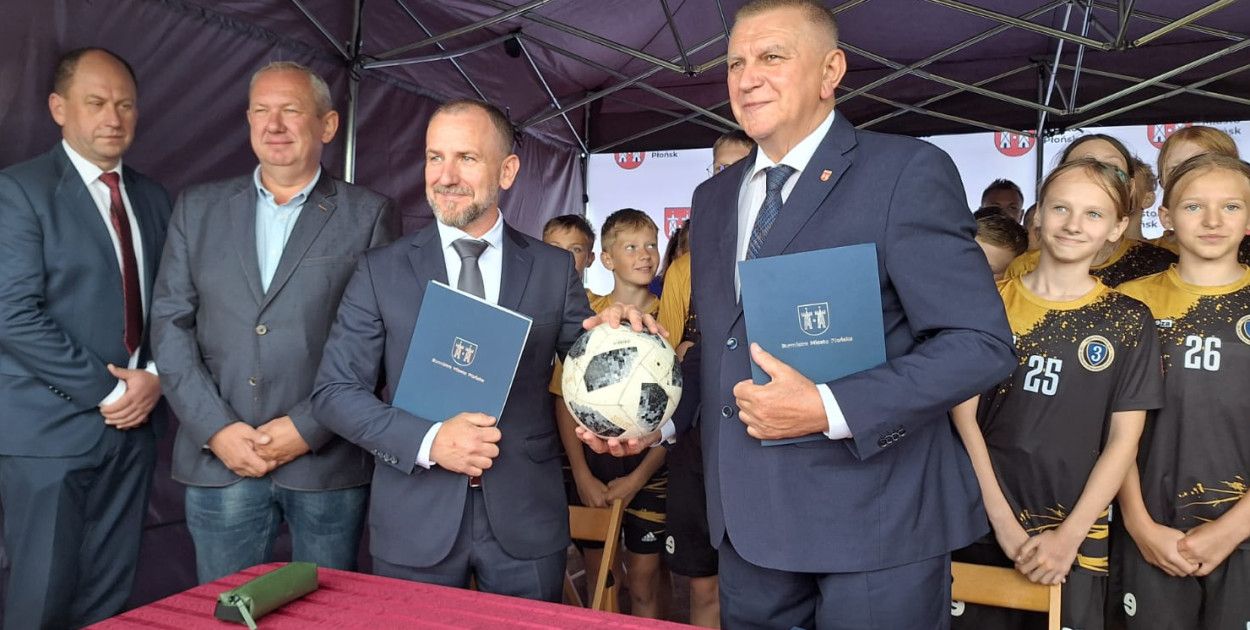 Pamiątkowe zdjęcie już po podpisaniu umowy na realizację stadionowej inwestycji [fot.: Łukasz Wielechowski]
