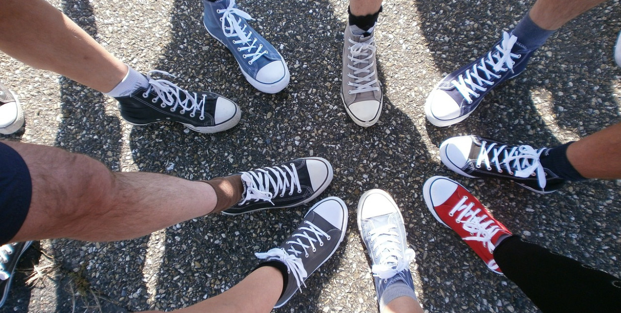 Buty z twardym zapiętkiem – zdrowie i bezpieczeństwo dla stóp Twojego dziecka