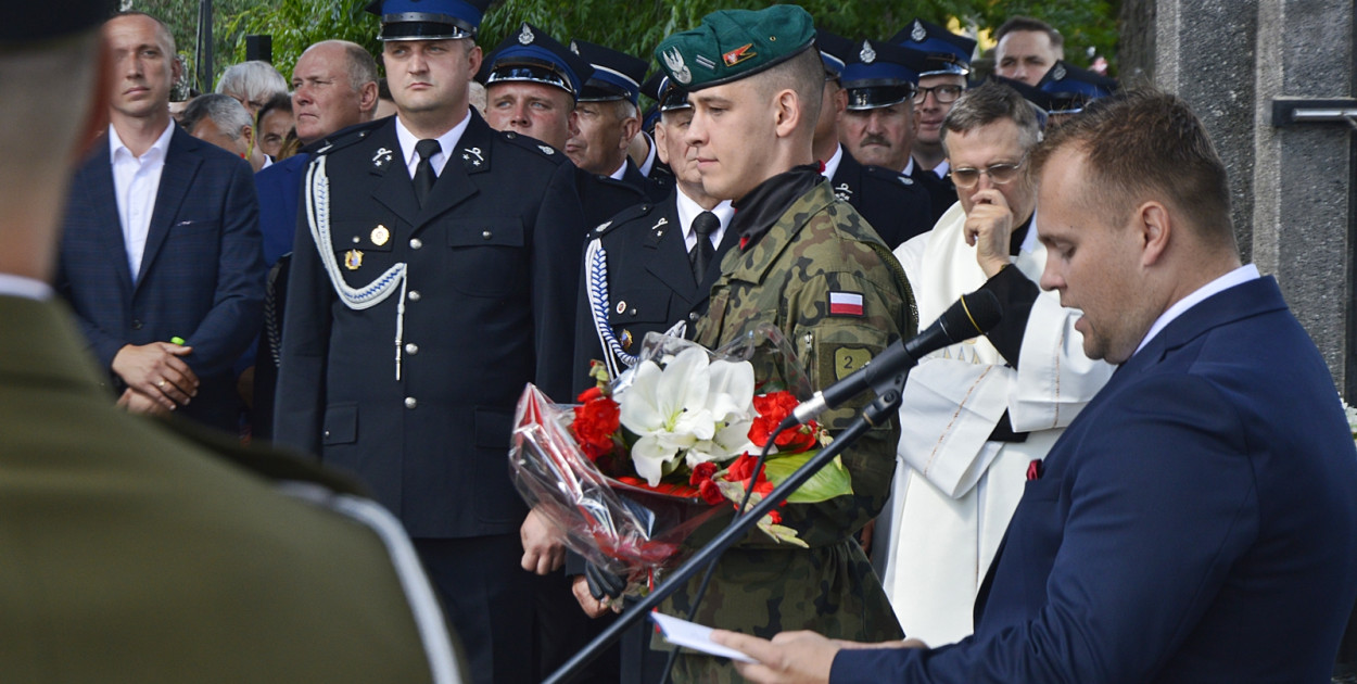 - Wydarzenia 1920 roku przypominają nam, że są w życiu wartości nadrzędne, takie jak Bóg, honor i ojczyzna - zaznaczał podczas niedzielnych uroczystości burmistrz Jacek Podgórski [fot.: zbiory redakcji]
