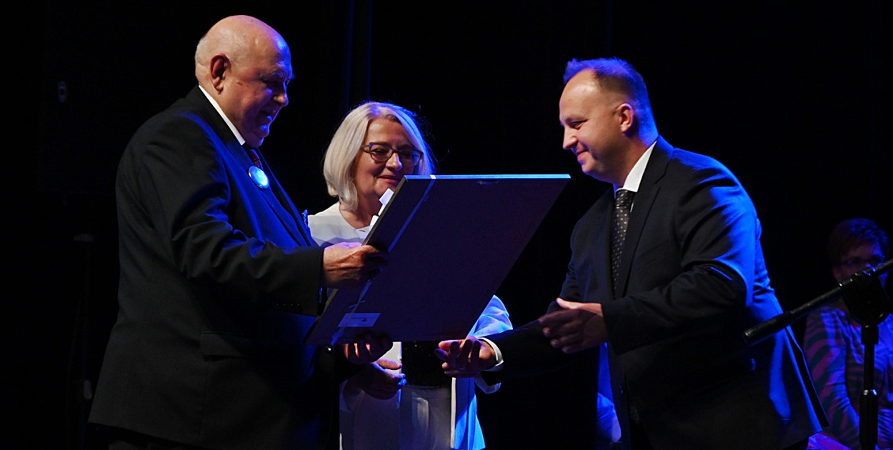 Dziś urodzinowe upominki od gości gali odbierali Agata Radomska, dyrektor Płońskiej Izby Gospodarczej oraz jej prezes Marian Serwach [fot.: Marta Jankowska]