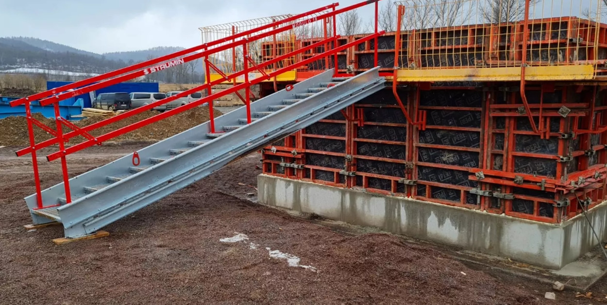 Tymczasowe schody na budowę. Kluczowe aspekty przy wyborze schodni