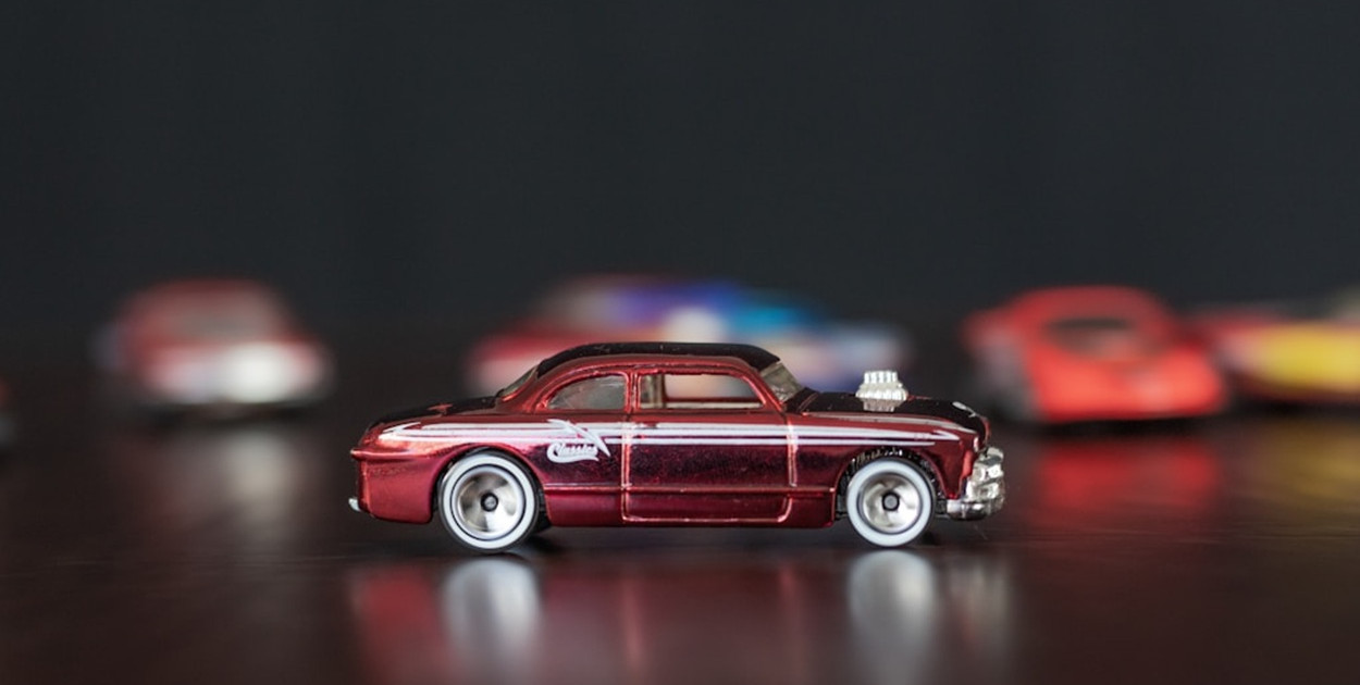 Jak zabawki Hot Wheels mogą wspierać wszechstronny rozwój dziecka?