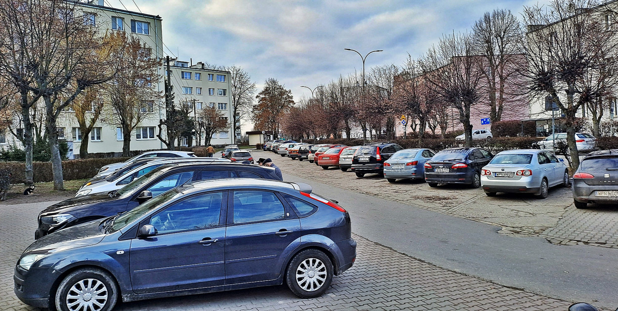 Sytuację z tym właśnie parkingiem przy Młodzieżowej naświetlili nam w ostatnich dniach mieszkańcy i przedstawiciele spółdzielni mieszkaniowej [fot.: zbiory redakcji PwS]