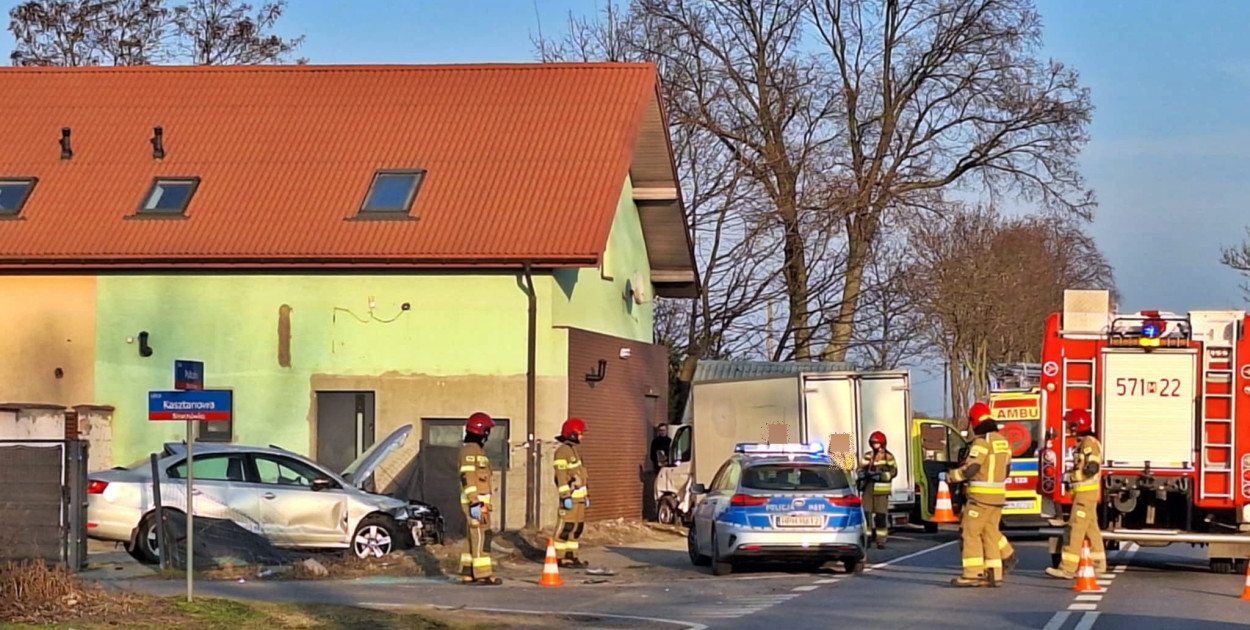  Strachówko: zderzenie volkswagena z dostawczym renault 