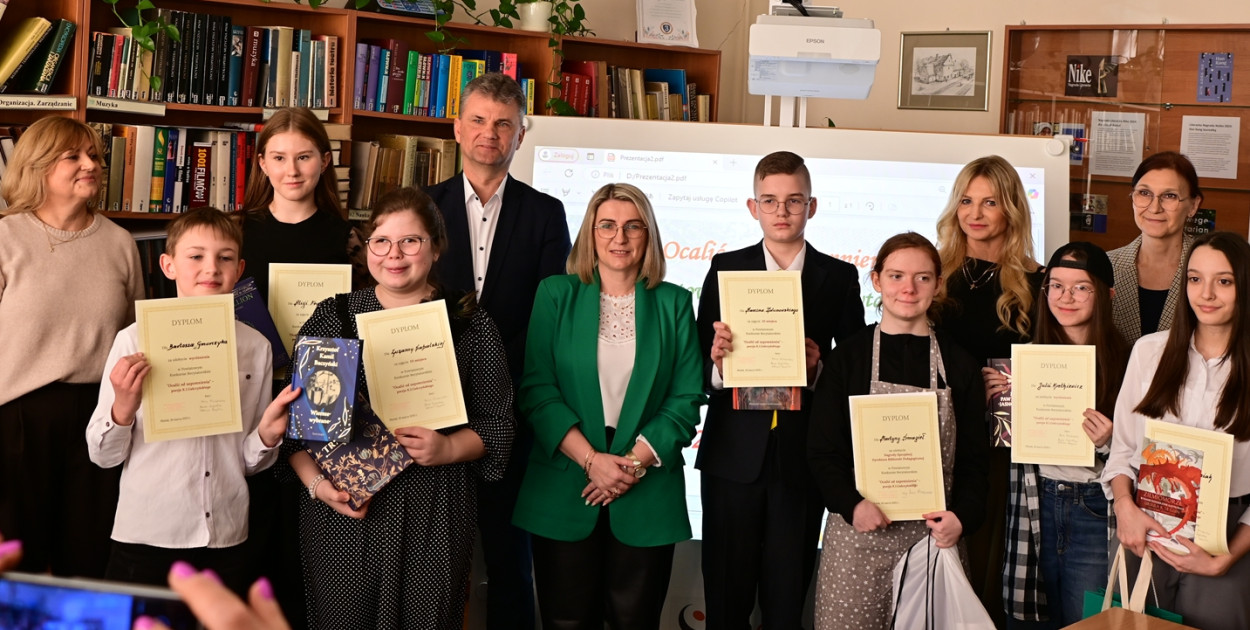 Pamiątkowe zdjęcie z laureatami konkursu recytatorskiego [fot.: Marta Jankowska