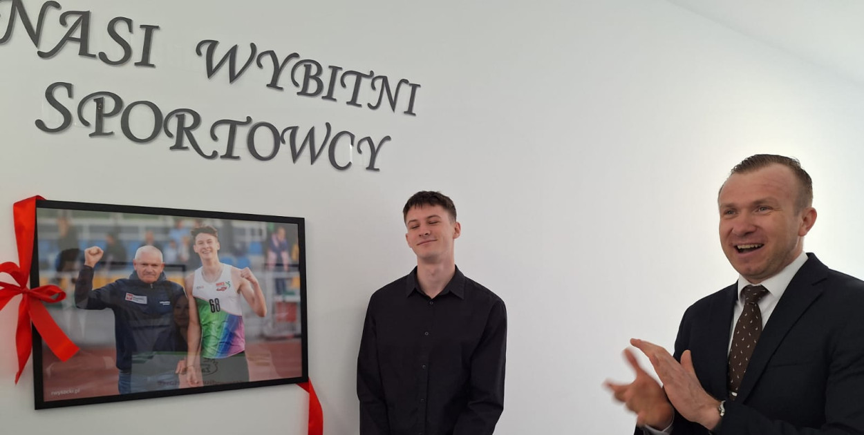 Pierwsze zdjęcie w galerii wybitnych sportowców gminy Załuski już jest. Znalazło swe miejsce na ścianie nowej gminnej hali sportowej w Stróżewie, a przedstawia sprintera Kacpra Buczyńskiego z trenerem Zbigniewem Wiśniewskim [fot.: Ł. Wielechowski]