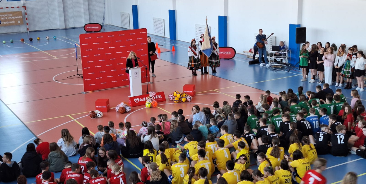 Projekt zakładał budowę hali z boiskiem i trybunami na 150 miejsc. W obiekcie jest też m.in. siłownia, sala gimnastyki korekcyjnej, szatnie i pomieszczenia sanitarne [fot.: Łukasz Wielechowski]