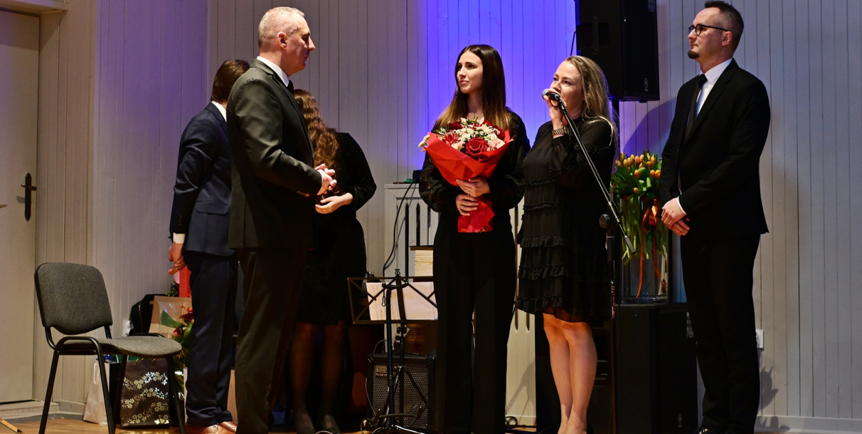 Życzenia, gratulacje i podziękowania odbierał Mariusz Wrzesiński, dyrektor płońskiej szkoły muzycznej [fot.: Marta Jankowska] 