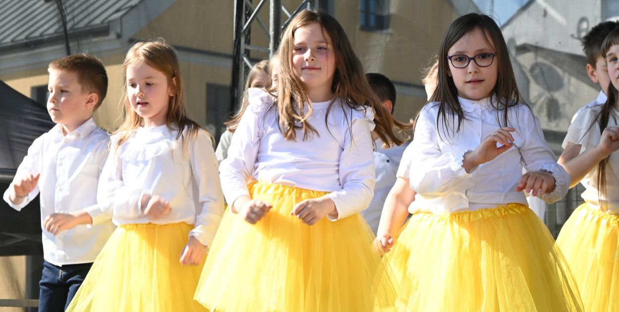Jednym z punktów niedzielnego wydarzenia w rynku były żywiołowe występy grup dziecięcych [fot.: Marta Jankowska]