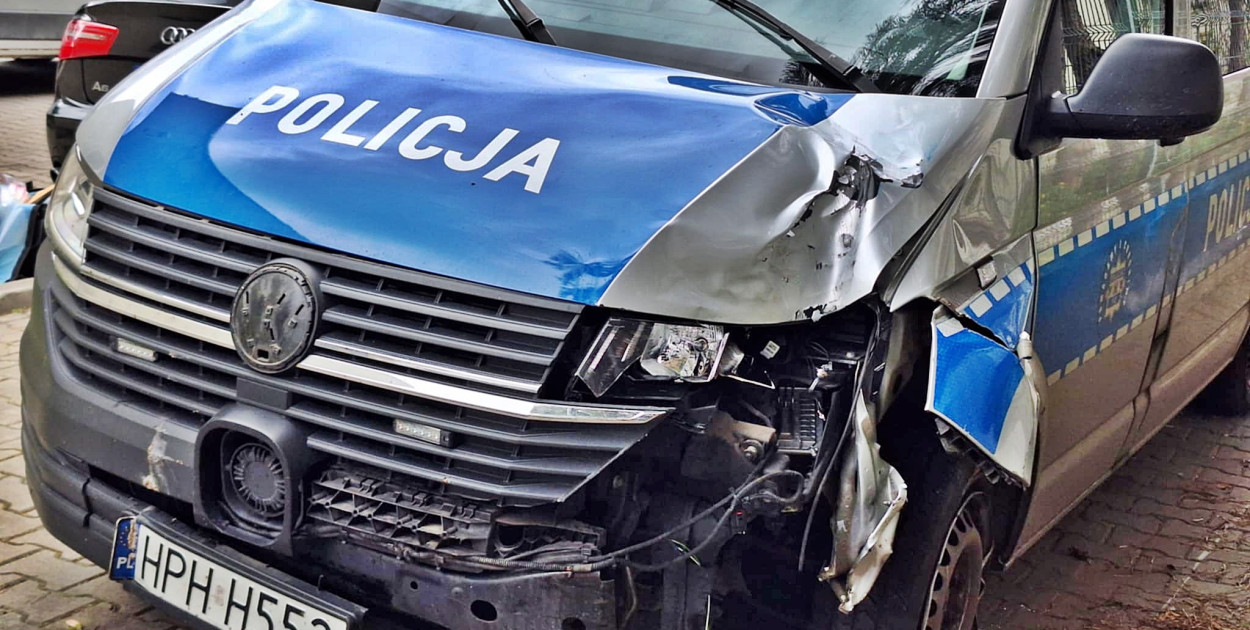 TAK WYGĄDA POLICYJNY RADIOWÓZ PO DZISIEJSZYM ZDARZENIU [FOT.: ZBIORY REDAKCJI]
