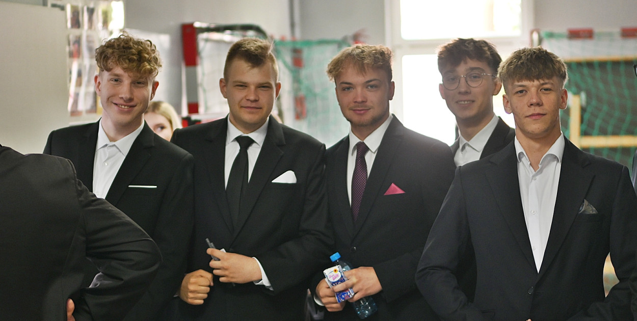 Tegoroczni maturzyści z Zespołu Szkół nr 2 w Płońsku 👍 [fot.: Marta Jankowska]