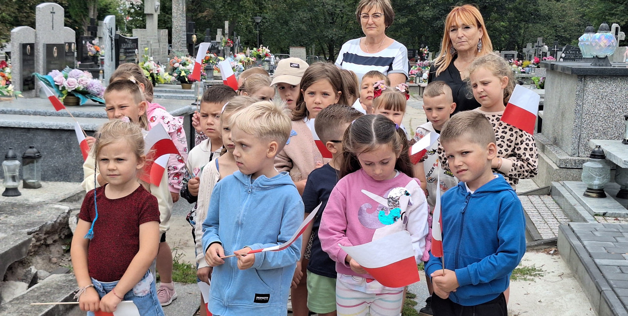 W rocznicowych uroczystościach brali udział również młodsi płońszczanie [fot.: Łukasz Wielechowski]