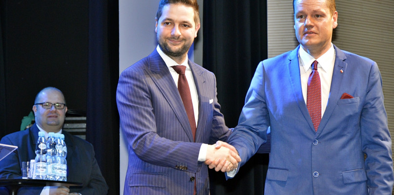 Od lewej: Prowadzący konwencję wyborczą Artur Czapliński, poseł Patryk Jaki i Marcin Kośmider [Foto: DT]