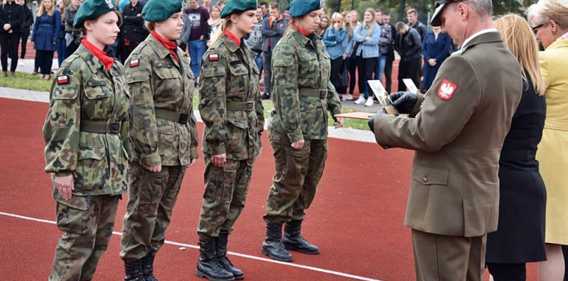 W piątek w Zespole Szkół nr 1 w Płońsku, jak co roku, świętowano zakończenie szkolenia wojskowego 