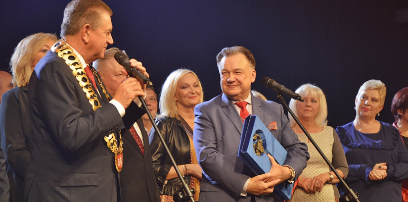 Marszałek Adama Struzik przyjmuje gratulacje od władz miasta i burmistrza Pietrasika [Foto: DT]