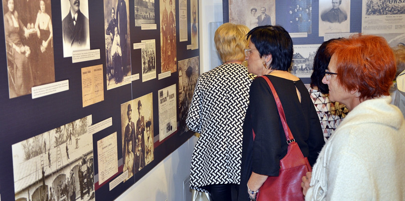 Ewa Jędraszczak (druga z prawej) nie mogła odmówić sobie przyjścia na wystawę zorganizowaną w MCK przez Pracownię Dokumentacji Dziejów Miasta Płońska [Foto: DT]