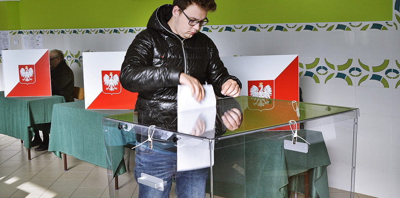 Głosowanie w Szkole Podstawowej nr 4 przy ul. ks. R. Jaworskiego w Płońsku. Jeden z nielicznych młodych ludzi, którzy przed południem odwiedzili siedzibę Obwodowej Komisji Wyborczej nr 13 w Płońsku [Foto: DT]