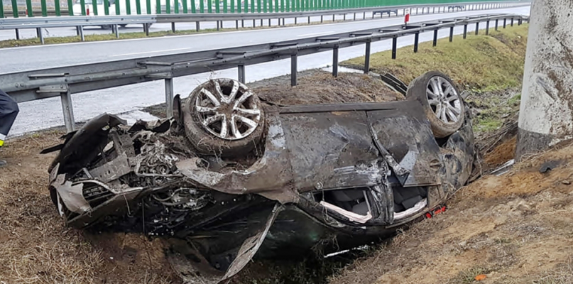 Kierowca tej mazdy może mówić o dużym szczęściu, że wyszedł z wypadku praktycznie bez szwanku [Foto: OSP Nowe Wrońska]