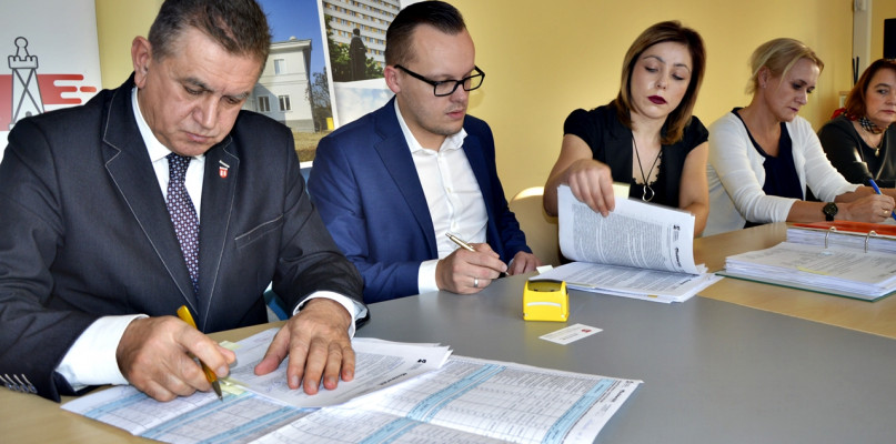 W ratuszu podpisano umowę na realizację zadania "Poprawa efektywności energetycznej budynków użyteczności publicznej Gminy Miasto Płońsk" [Foto: Dawid Turowiecki]