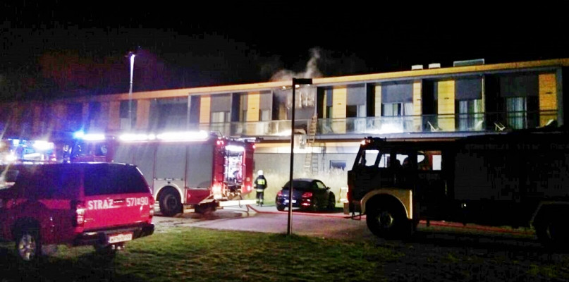Pożar w Kępie na szczęście nie rozprzestrzenił się na inne pokoje, a goście hotelowi zdążyli opuścić ośrodek [Foto: KPPSP w Płońsku] 